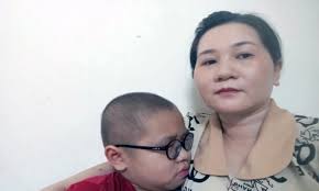 Xe máy ngã hàng loạt vì dầu đổ giữa đường