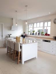 Cuisine En Frene Laquee Blanc Plan De Travail En Quartz Composite Cloudy Beach Et En Chene Vie Decoration Interieure Cuisine Cuisines Maison Decoration Maison