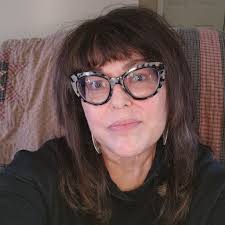 Challenges of curly and straight hair maintenance during seasonal changes