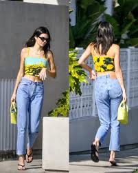 h eikona isws periexei ena h perissotera atoma kai atoma stekontai