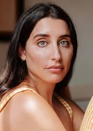 Julie Schott's Instagram, Twitter & Facebook