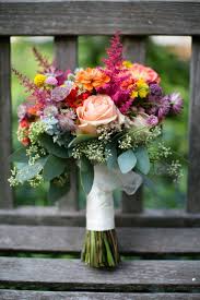 October wedding flowers look amazing in whole range of colour palettes and in fact, it's the perfect time of year to embrace the best that both autumn and winter have to offer. Shana Hunter Wedding At Power Plant Falls Flowers Blumenstrauss Hochzeit Blumen September Hochzeit Brautstrauss