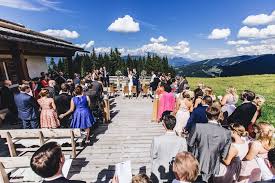 Huette, huette, huette auf der alm in der huette, huette, huette, huette auf er alm laueft die polonaise bis die fuesse qualm einer laueft ganz vorne, die andern hinterher haende auf die schultern und wir werden immer mehr in der huette, huette, huette. Hochzeit In Den Bergen Lisa Alm Flachau