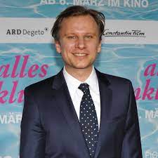 He is an actor, known for sommersturm (2004), vihollinen porteilla (2001) and engel & joe (2001). Robert Stadlober Starportrat News Bilder Gala De