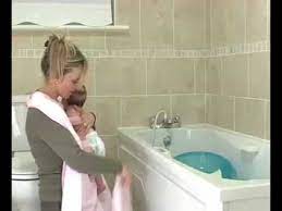The multi award winning splash & wrap baby bath towel is designed to fasten around your neck like an apron, giving you two free hands to lift the splash & wrap towel has won several major industry awards including the coveted mother and baby gold. Clevamama Splash And Wrap Bath Towel Video Pramworld Mp4 Youtube