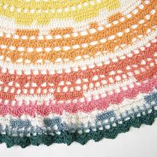 Work in the round is begun by casting on stitches as for flat knitting but then joining the ends of that row of stitches to form a circle. Aquarela Cal Kit Kit Katia Com