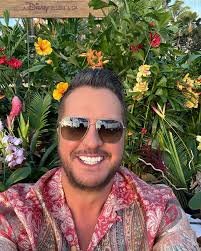 No shade with these shades! #AmericanIdol #DisneyAulani