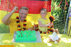 Fußball kuchen torten deko backen kuchen kindergeburtstag geburtstagstorte fondant sport kuchen fußball geburtstagstorte idee. Wm Fussball Kuchen Backen Mit Kindern 6 Raffini Kinderevents Kindereventagentur Mannheim