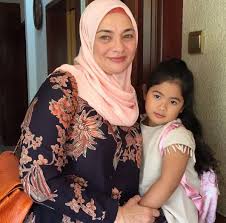 Jika kami berdua tidak ada sebarang urusan, setiap hari biasanya kami bertemu di. Ibu Neelofa Awet Muda Iluminasi