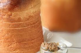 Un panettone salato già confezionato, 50 g di salmone affumicato, 70 g di insalata di mare già pronta, 80 g di tonno, 60 g di sgombro, 50 g di maionese, 20 g di burro, 50 g di formaggio spalmabile, 100 g di sott'oli misti, 50 g di cipolline in agrodolce, un ciuffo di prezzemolo e un mazzetto di erba cipollina. 5 Idee Per Il Panettone Salato Prodigus