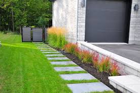 Un Trottoir Moderne Avec De Grandes Dalles Rectangulaires Dans Le Gazon Qui Permet D Avoir Un Lien De L Entree D Auto Jusqu A L Front Yard Diy Yard Diy Outdoor