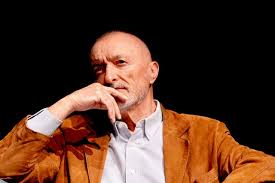 Arturo Pérez-Reverte (74 años) no duda al elegir el mejor libro de todos los tiempos: "Es extraordinario, lo tiene todo"