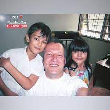 Mawar de jongh dilahirkan di medan pada tahun 2001. 10 Potret Budi Floris Kakak Mawar Eva De Jongh Yang Memesona