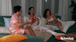 My Sweet Apple And Josiexmoon Have Sex In A Threesome | PimpBunny