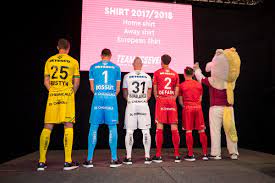 De jonge belg speelt sinds 2019 bij de oude dame en maakt in turijn vooral minuten bij het beloftenelftal. Sv Zulte Waregem On Twitter New Shirts Teamessevee 2017 2018 Home Shirt Away Shirt Europaleague Shirt