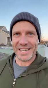 His little golf set is kinda cute... 😂👍