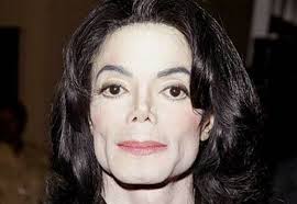 Ai poze / filme cu o vedeta sau vrei sa propui stiri barfe sau fantezii cu vedetele tale preferate? Michael Jackson Dormea In Pat Cu O Papusa