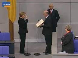 Wenn angela merkel in diesem herbst nach 16 jahren die kanzlerschaft abgeben wird, wird sie ein land hinterlassen, das weder auf die zukunft vorbereitet noch für die gegenwart gerüstet ist. Vereidigung Der Bundeskanzlerin Angela Merkel Im Bundestag Am 22 11 2005 Youtube