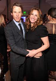 Julia roberts has been involved in different relationships with different actors such as dylan mcdermott, jason patric, kiefer sutherland, liam neeson, matthew perry, and benjamin bratt. Meet Julia Roberts Beautiful Family Famous Husband And Three Rarely Seen Kids