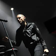 chester bennington: all i know mike shinoda: all i know time is a valuable thing watch it fly by as the pendulum swings watch it count down to the end of the day the clock ticks life away chester bennington: it's so unreal mike shinoda: it's so unreal, didn't look out below watch the time go right out the window trying to hold on, did. Chester Bennington Der Schwermut In Den Songs Von Linkin Park Stern De