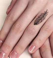 Kleine tattoos auf der seite des fingers oder in der nähe des fingerknöchels sind in letzter zeit ein großer trend. Uber Google Auf Deavita Com Gefunden Kleine Tattoo Ideen Fingertatowierungen Diskrete Tattoos