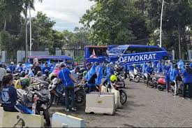 Moeldoko disebut sebagai pelaku 'kudeta' partai demokrat. Padati Dpp Partai Demokrat Kader Simpatisan Gelar Mimbar Bebas Kecam Moeldoko