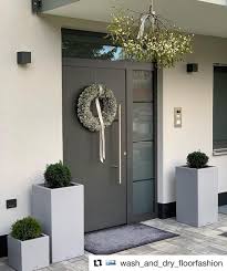 Hier Mal Wieder Eine Inspo Zur Gestaltung Des Eingangsbereich Von Wash And Dry Floorfashion Fur Uns Geht E Moderner Eingangsbereich Haus Moderne Eingangstur