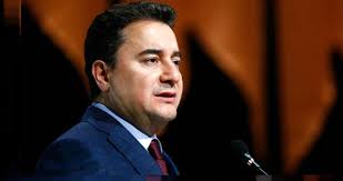 Yeni parti hazırlığında olan ali babacan, 30'dan fazla üniversite öğrencisiyle bir araya geldiği babacan, öğrencilerle buluşmasının haberini verdiği mesajda gençlerle çekilen fotoğrafını da paylaştı. Ali Babacan Kimdir Nereli Kac Yasinda Ali Babacan Hayati Biyografisi Haberler