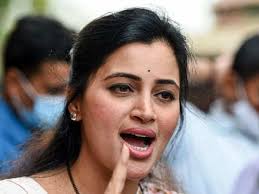 However, fate had it that she had to come to a amravati, a district in maharashtra for an event where she met her future husband and political supporter. Mp Navneet Rana To Lodge Fir Against Shiv Sena S Arvind Sawant For Allegedly Threatening Her The Economic Times Video Et Now