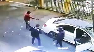 ↑ luvo manyonga (англ.), international olympic committee (23 june 2017). Watch Armed Men Snatch Briefcase From Car In Less Than A Minute