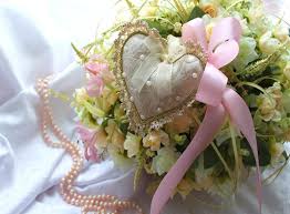From hanging floral arrangements to foliage picture frames and unique flower walls, if you're looking for wedding flowers ideas with a difference, you've come to the right place. Wallpaper Valentines Day Holiday Love Heart Ribbon Flowers Bouquet Pearls Jewelry 1600x1180 4kwallpaper 1082756 Hd Wallpapers Wallhere