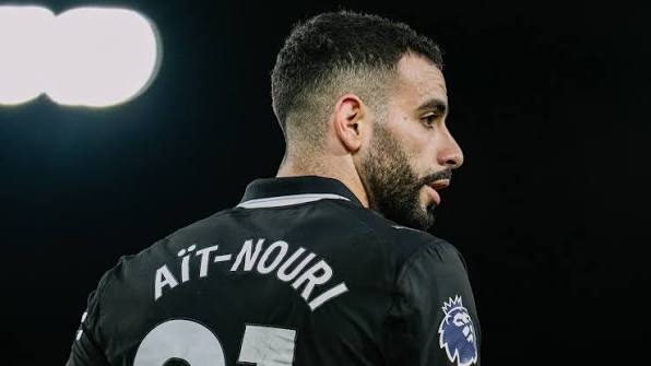 Manchester United pilih Lewis Hall ketimbang Rayan Ait-Nouri