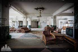 31 Photos That I Took Inside The Biggest Abandoned Hotel In Japan Abandoned Hotels Hotel Royal Hotel