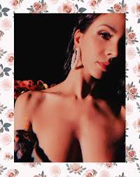 Collection with 97 high quality pics. Shy M Pose Presque Nue Autour De Belles Fleurs