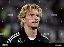 26 11 07 hi-res stock photography and images