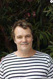 Le bad boy bauer est apparu en 1983 sur les ondes française avec le titre cargo de nuit : Wzpgjlut3mwdqm