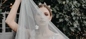 Die frauen, die bei der kirchlichen trauung ein langes hochzeitskleid tragen, greifen beim standesamt gerne zu einem cocktailkleid. Hochzeitskleider Brautkleider Hochzeits Schmuck Oonce