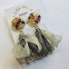ハンドメイドアクセサリー mark on instagram いつもお世話になっている友達にプレゼントさせていただいたイヤリング 喜んでもらえてよかった 最近仕事と育児 家事に追われて制作できていませんが 手作り イヤリング 作り方 ハンドメイド