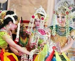 Cerano/wadah yang berisikan lembaran daun sirih, payung, keris. Tari Baksa Kembang Sejarah Fungsi Dan Pola Lantai Haloedukasi Com
