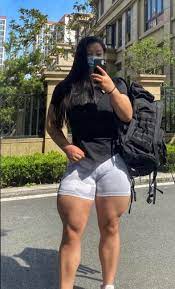 Chinese bodybuilder Guohoi. Claims she is 95kg with 6 years of training and  possibly the biggest quads I've ever seen. Natty or juice? : r/nattyorjuice