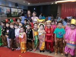 Rekomendasi baju sejenis baju anak santriwatisilahkan scroll kebawah untuk memilih model yang lainkliktap pada gambar untuk mendapatkan detail baju. Semaraknya Pakaian Adat Dari Berbagai Daerah Kompasiana Com