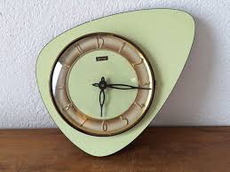 superbe horloge pendule triangulaire formica vert ffr des annees 50 s 60 s pendule horloge pendule vintage horloge vintage
