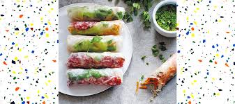 Rouler la feuille de riz jusqu'au milieu, rabattre les côtés et rouler jusqu'à la fin pour obtenir un rouleau. Recette De Rouleaux De Printemps Lyonnais A La Charcuterie