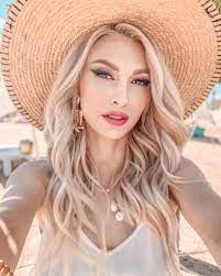 Trippin', hungry for love, pe drum, reset la inimă, inger lt → romanian, english, azerbaijani → andreea balan (49 songs translated 129 times to 15 languages). Andreea BÄƒlan A Ajuns De UrgenÈ›Äƒ La Spital Care Este Starea Artistei Verdict Ro