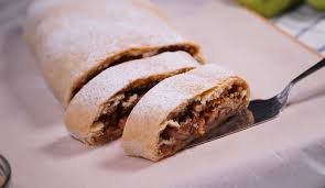 Scopri la ricetta strudel di frolla con i prodotti paneangeli da realizzare in casa con pochi semplici gesti. Strudel Di Mele Senza Burro La Ricetta Classica Del Dolce Trentino Ohga