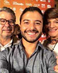 1 reside com a sua família em. Rui Maria Pego Faz Dedicatoria A Mae Julia Pinheiro