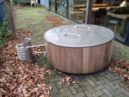 Zur Badetonne Gehort Ein Deckel Um Das Wasser Vor Verschmutzung Zu Schutzen Badetonne Pool Hinterhof Wirlpool Selber Bauen
