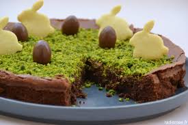 Si vous n'avez pas de moules vous pouvez aussi faire un gâteau au chocolat classique et axer la thématique de pâques avec la décoration. Fondant Au Chocolat Pour Lapin De Paques Radis Rose