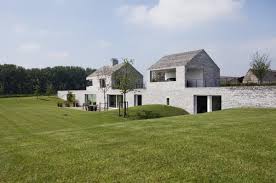This ultra modern beach house won the governor's award in 2015 in the design and construction excellence in the. Fort Like House Design Partially Submerged Twin Narrow Structures Connected By Continuous Carport