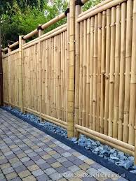 Pagar kayu ini memiliki dual desain yaitu pagar pembatas berbentuk pipih memanjang pada bagian sebagian orang juga memanfaatkan kayu jati belanda sebagai pagar hias dalam restaurant atau cafe. Lingkar Warna 60 Inspirasi Desain Pagar Dari Bambu